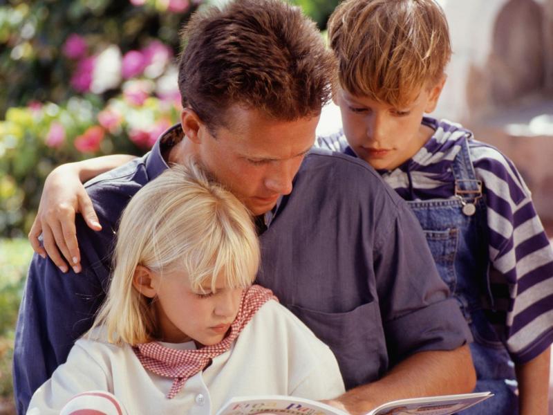 Far/mand læser højt for tweens